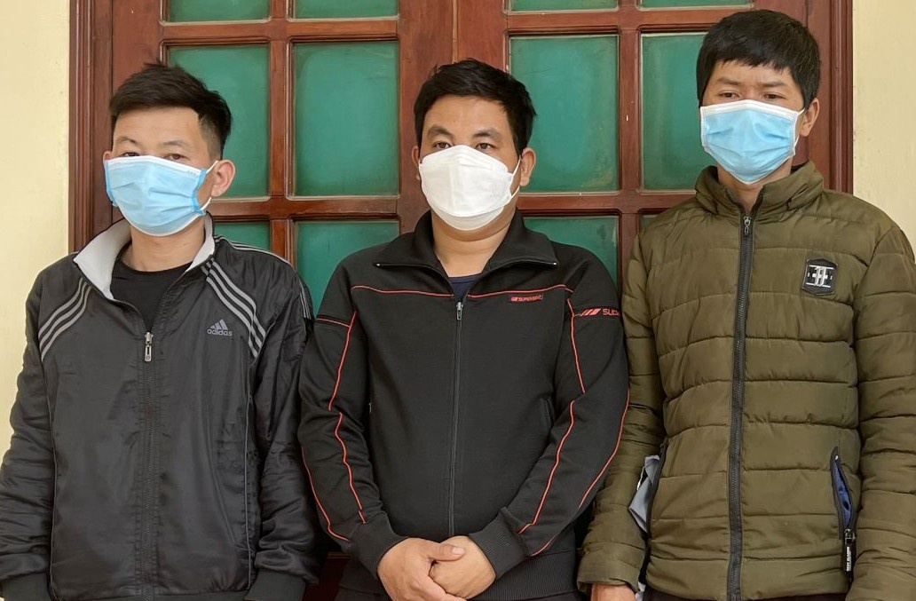 Nhay lau tron cong an, 5 nguoi danh bac bi gay chan hinh anh