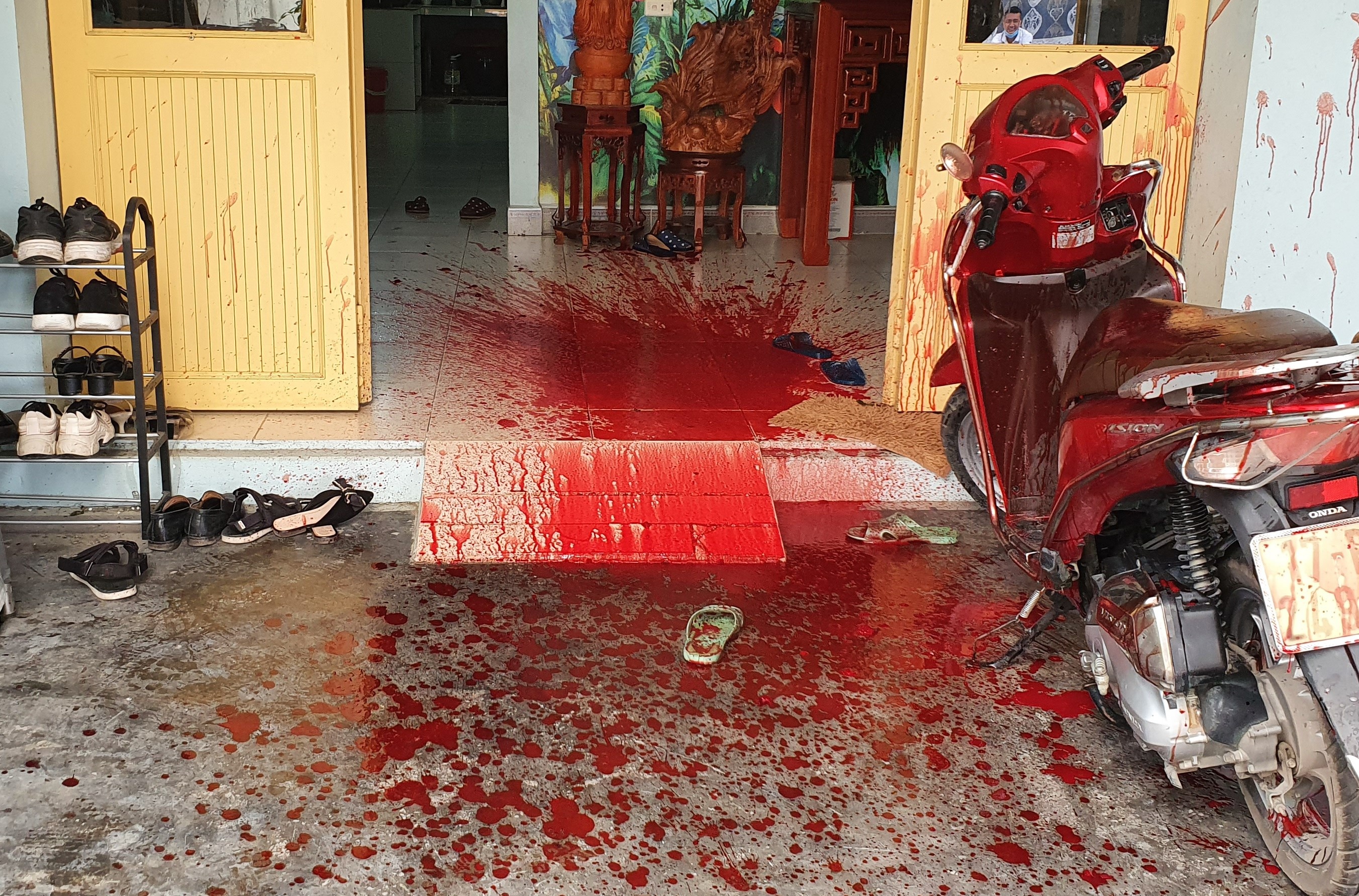 nhà phóng viên báo Tuổi Trẻ bị tạt tiết lợn ảnh 1 nha phong vien bao Tuoi Tre bi tat tiet lon anh 1