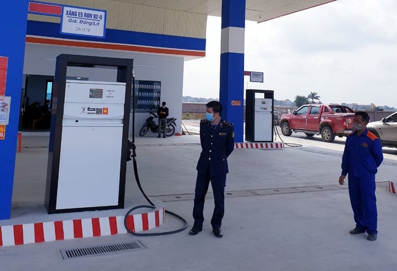 Dinh chi cua hang 'ban xang co nuoc la' hinh anh