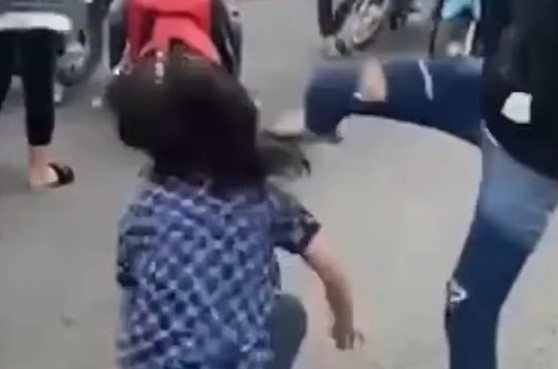 Xac minh clip nhom nu sinh dung mu bao hiem danh hoi dong ban hinh anh