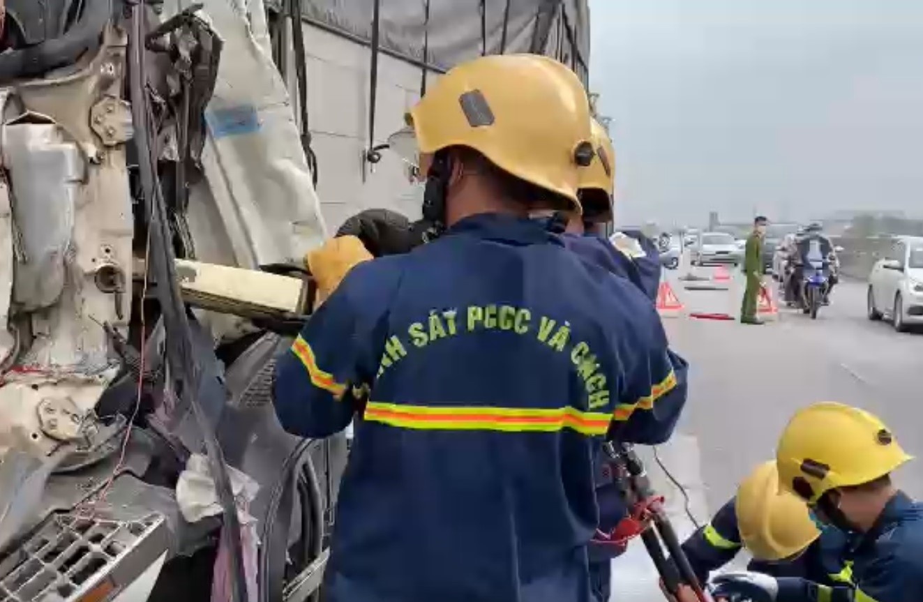 Dung may cat pha cabin xe tai dua thi the tai xe ra ngoai hinh anh