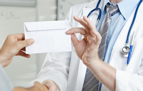 Buoc thoi viec tram truong bi to voi tien nguoi nha benh nhan Covid-19 hinh anh