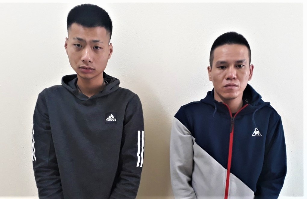 Bat giu ke no sung vao cua hang noi that hinh anh