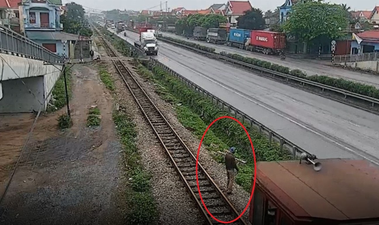 nghe dien thoai canh duong sat anh 1