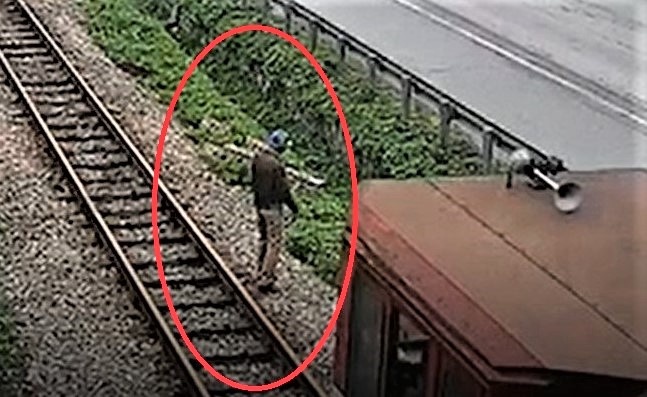 Nguoi dan ong tu vong khi dung nghe dien thoai canh duong sat hinh anh