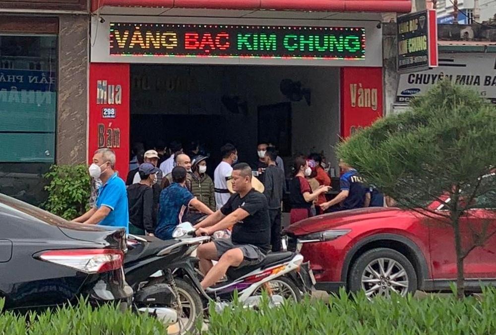 Chu tiem vang cung nguoi dan quat nga ten cuop hinh anh
