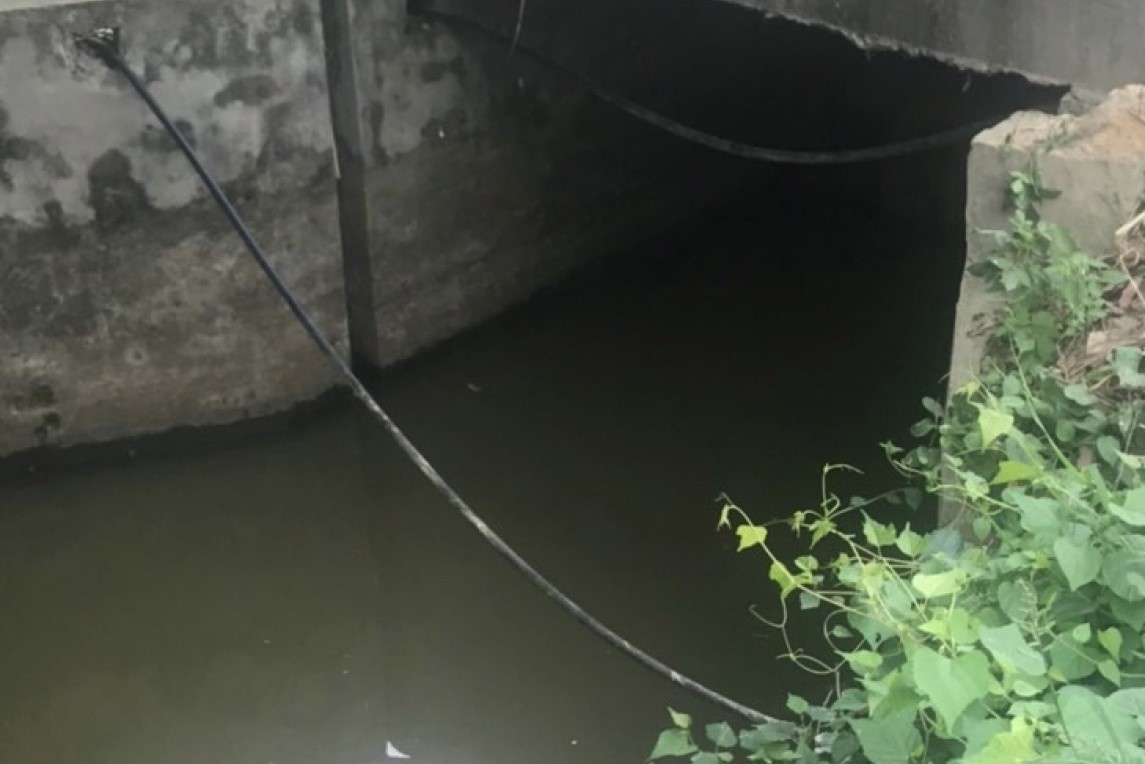 Xe may lao xuong cong, 3 nu sinh tu vong hinh anh