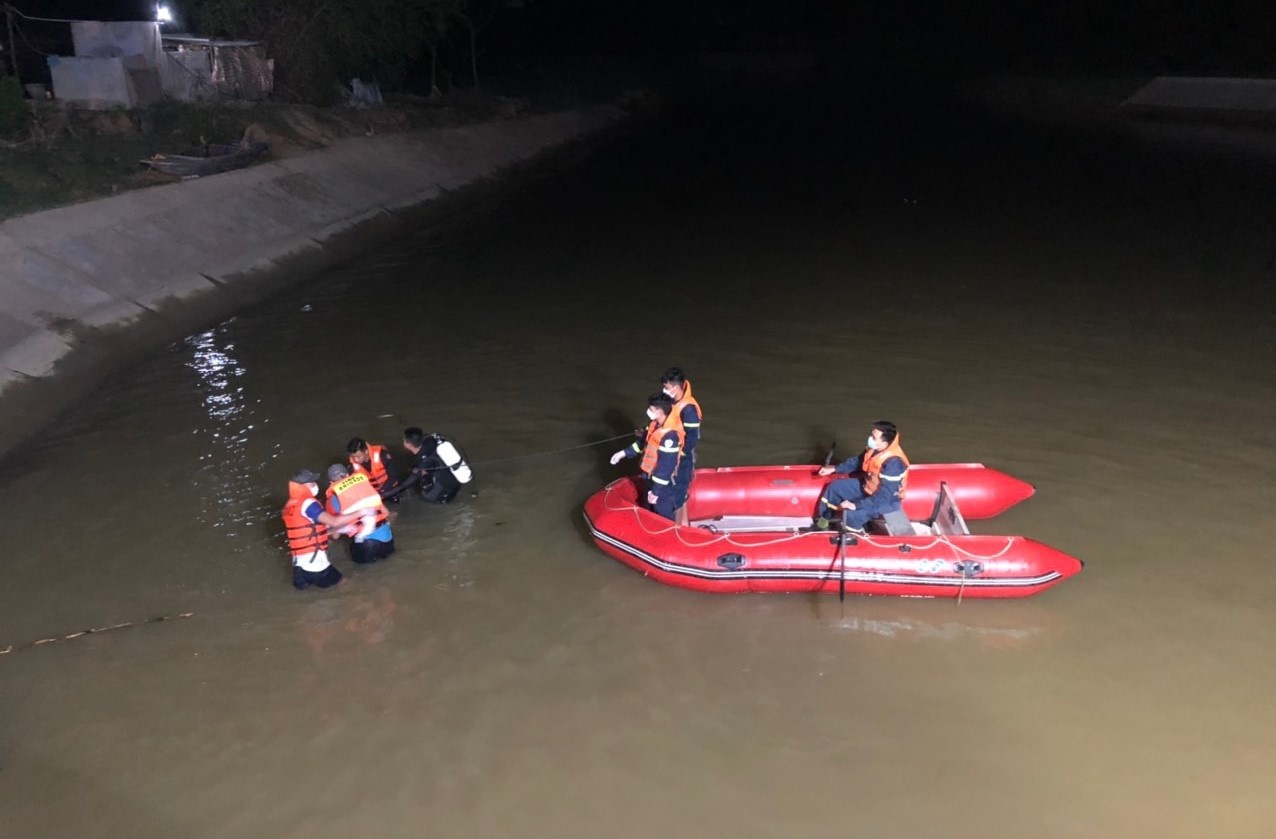 nam nu sinh duoi nuoc anh 1