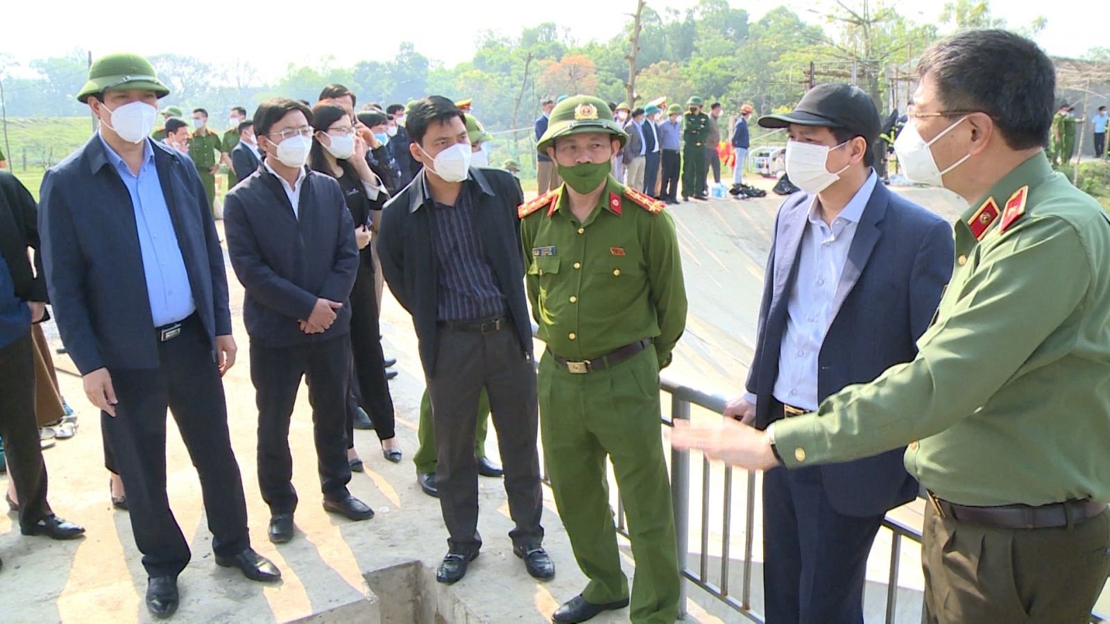 khoc ngat vu 5 hoc sinh duoi nuoc anh 6