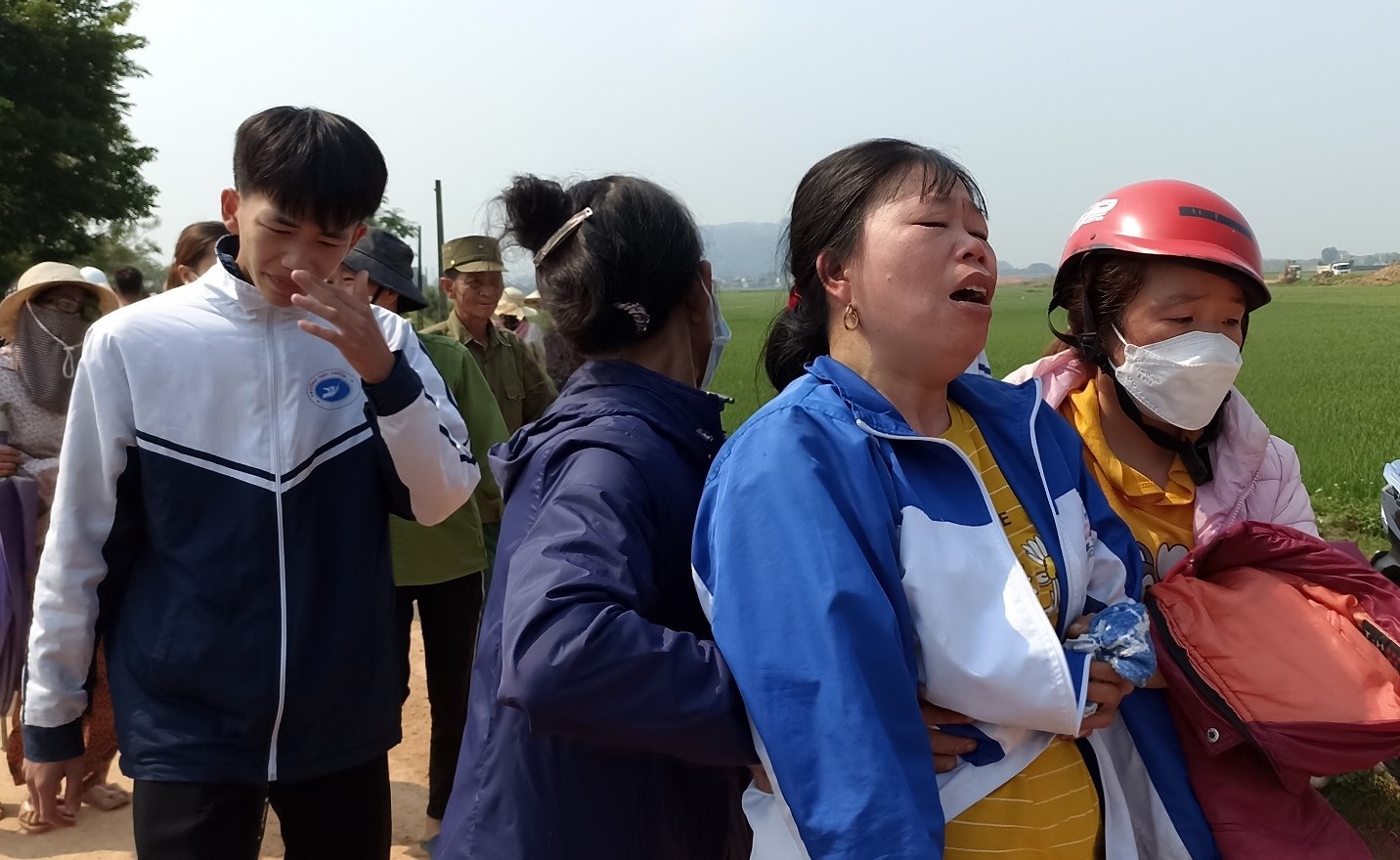 Nguoi than dau long khi den hien truong vu 5 nu sinh duoi nuoc hinh anh