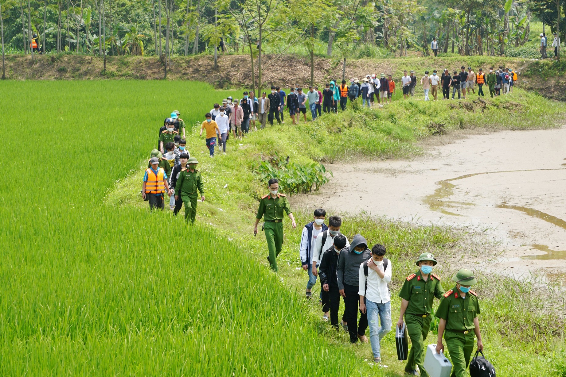 khoc ngat vu 5 hoc sinh duoi nuoc anh 4