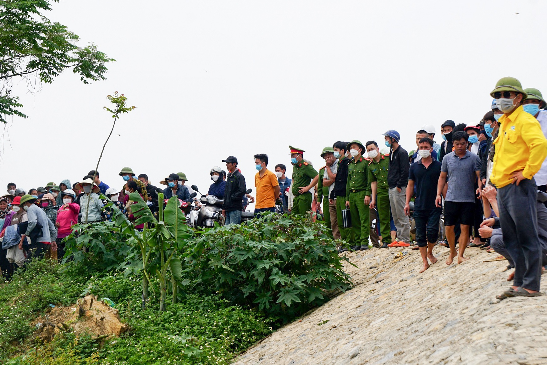 khoc ngat vu 5 hoc sinh duoi nuoc anh 3