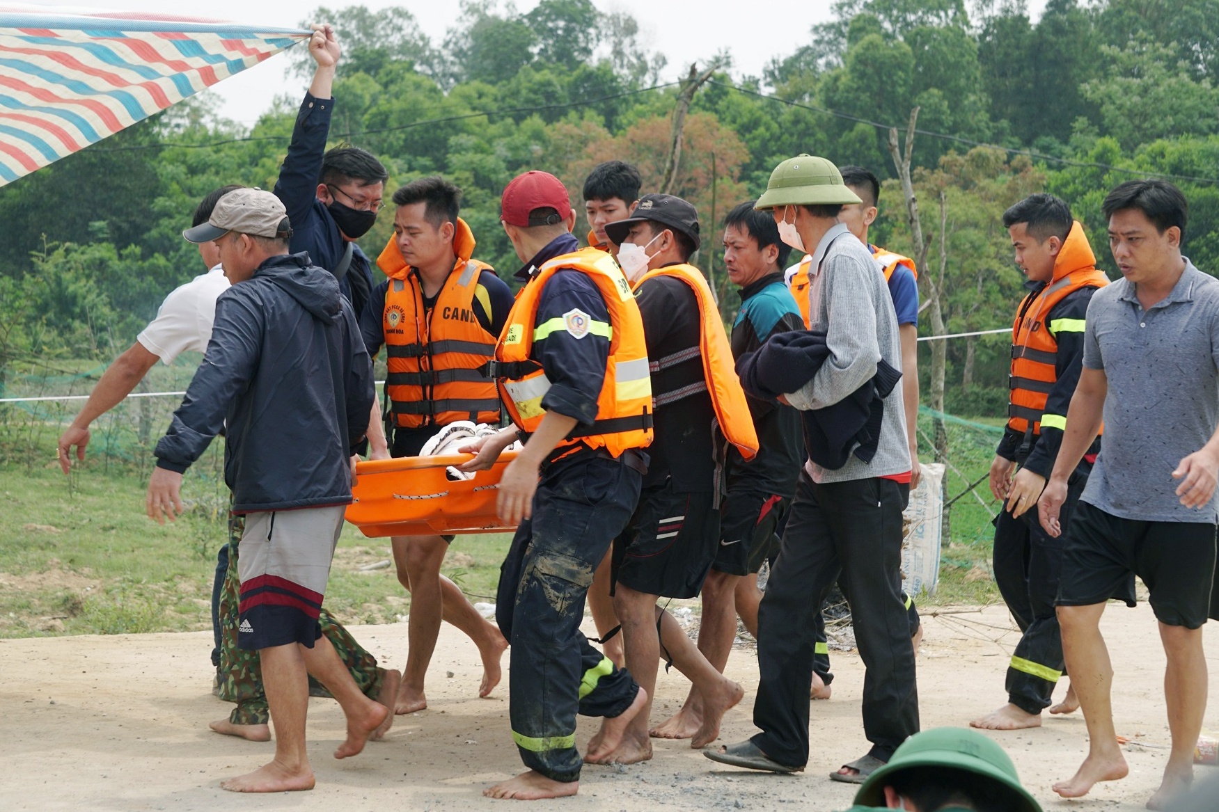 khoc ngat vu 5 hoc sinh duoi nuoc anh 7