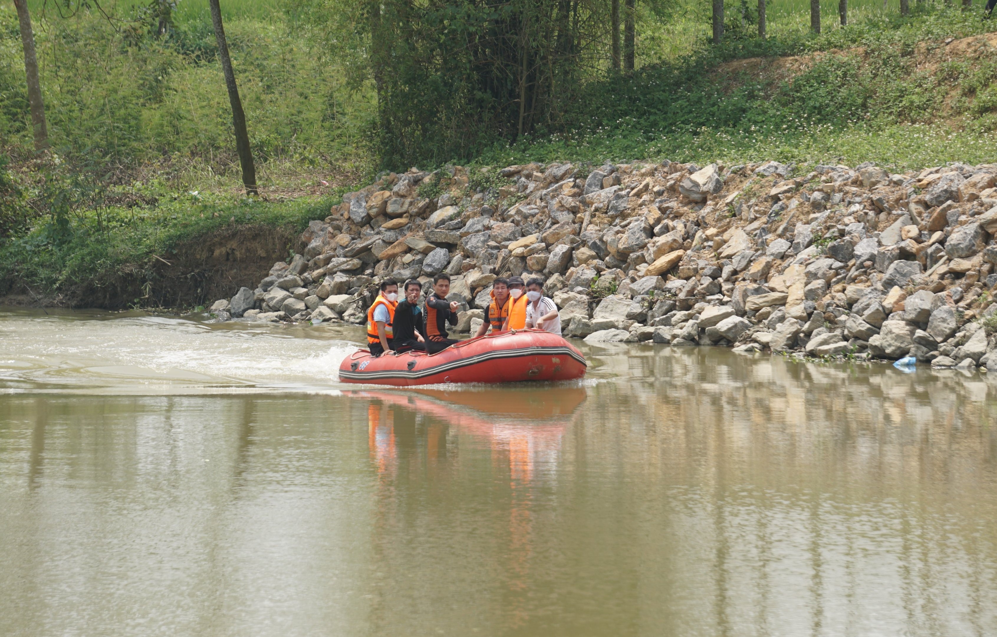 khoc ngat vu 5 hoc sinh duoi nuoc anh 2