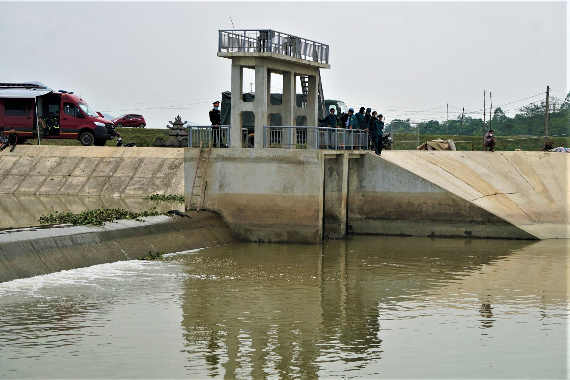 khoc ngat vu 5 hoc sinh duoi nuoc anh 1