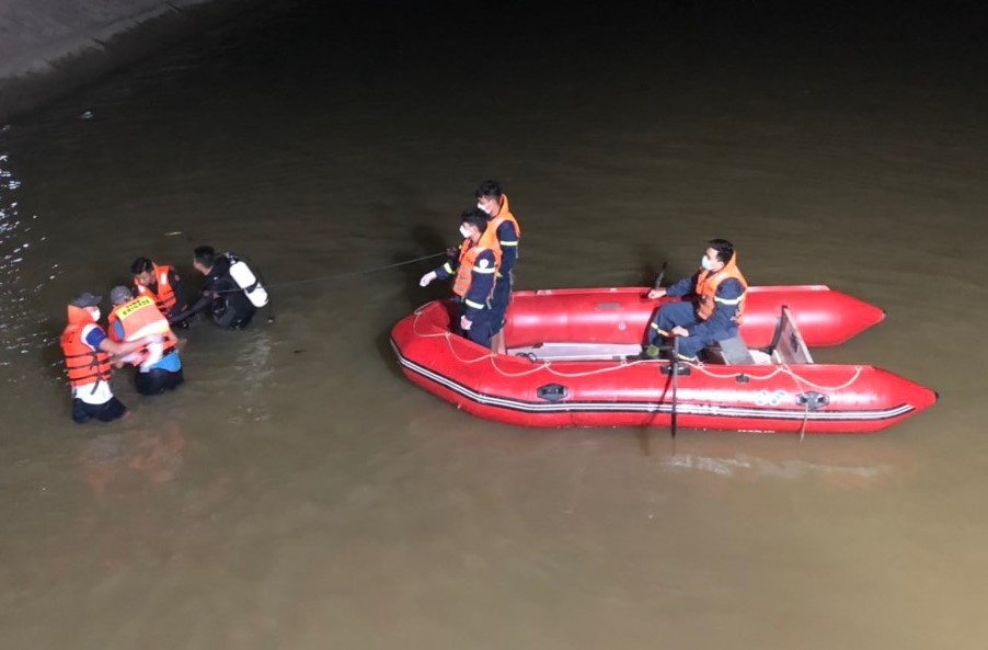 Nam nu sinh lop 6 duoi nuoc khi tam song hinh anh