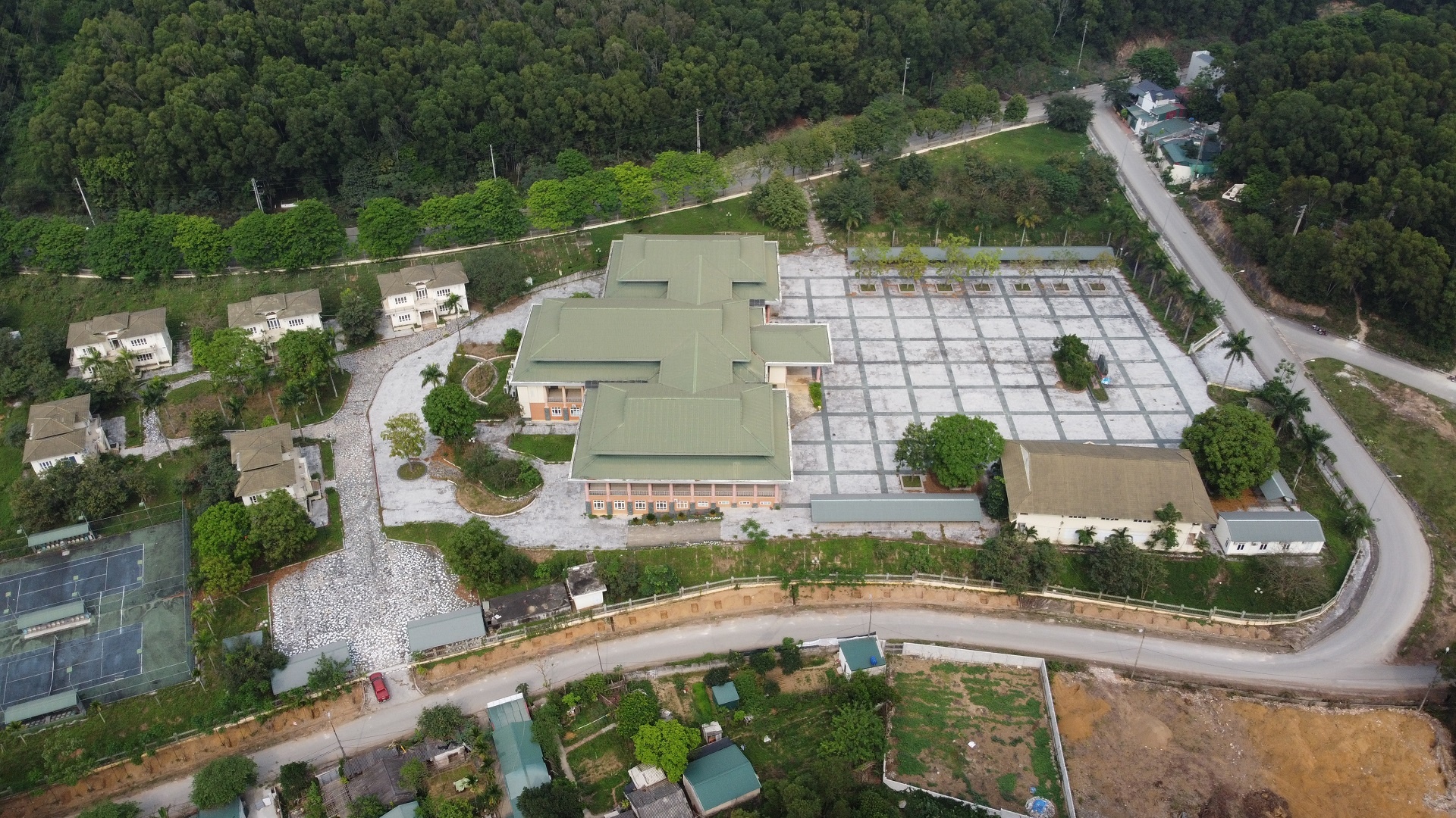 sap xep 5 don vi ve Ham Rong anh 1