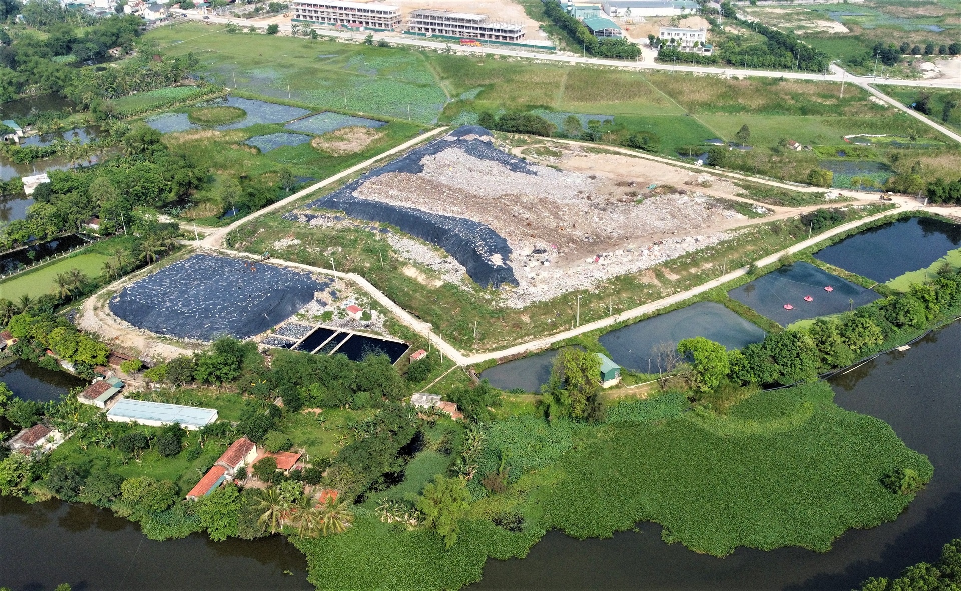 Bai rac lon nhat pho bien Sam Son hien ra sao? hinh anh