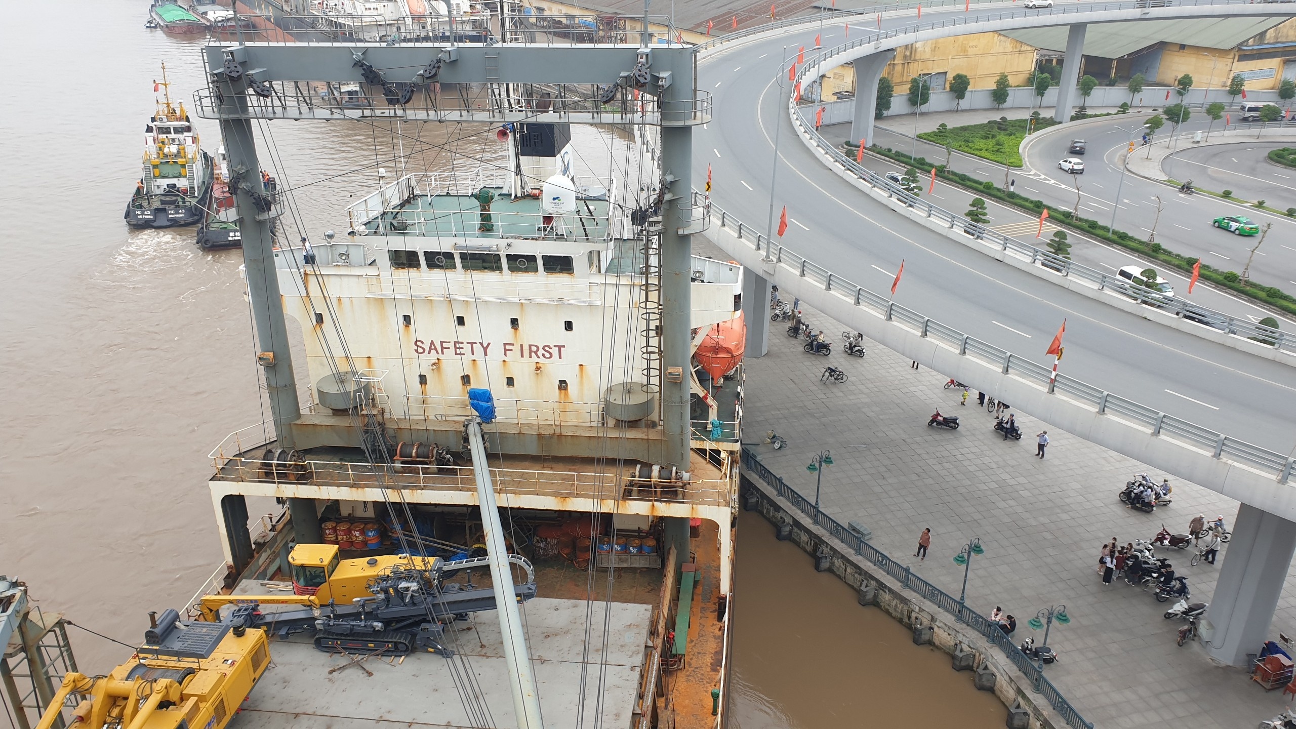 Tau 12.000 tan mac ket o cay cau hien dai nhat Hai Phong hinh anh