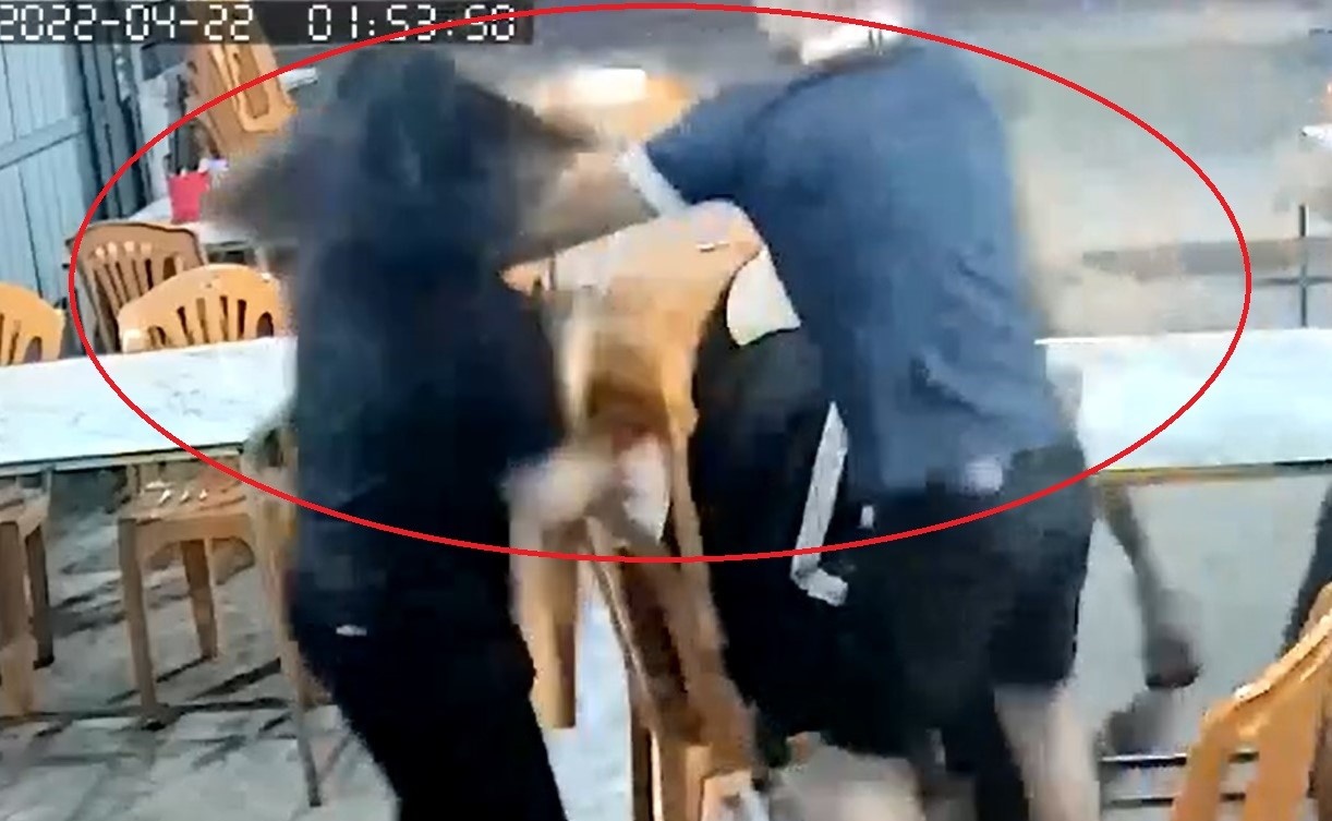 Nu chu quan an bi khach dung ghe danh nhap vien hinh anh