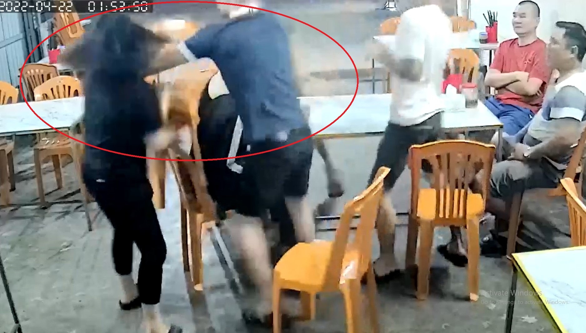 danh nu chu quan an dem anh 1