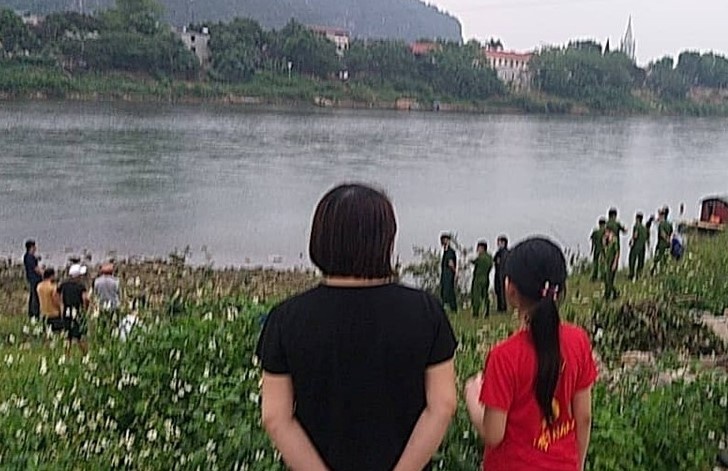 Hai be trai duoi nuoc tren song Ma hinh anh