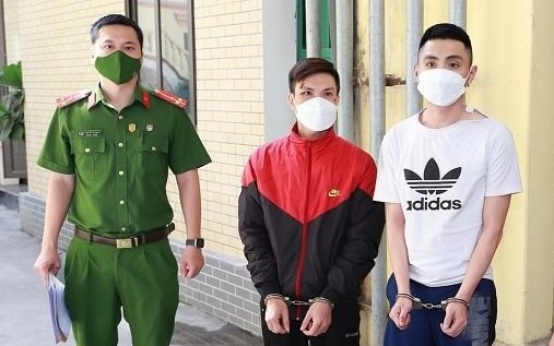 Lao xe may vao hien truong vu tai nan, danh cong an hinh anh