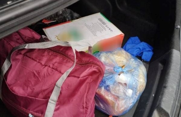 Tai xe o Hai Phong tim nhom khach bo quen thung bia va tui xach hinh anh