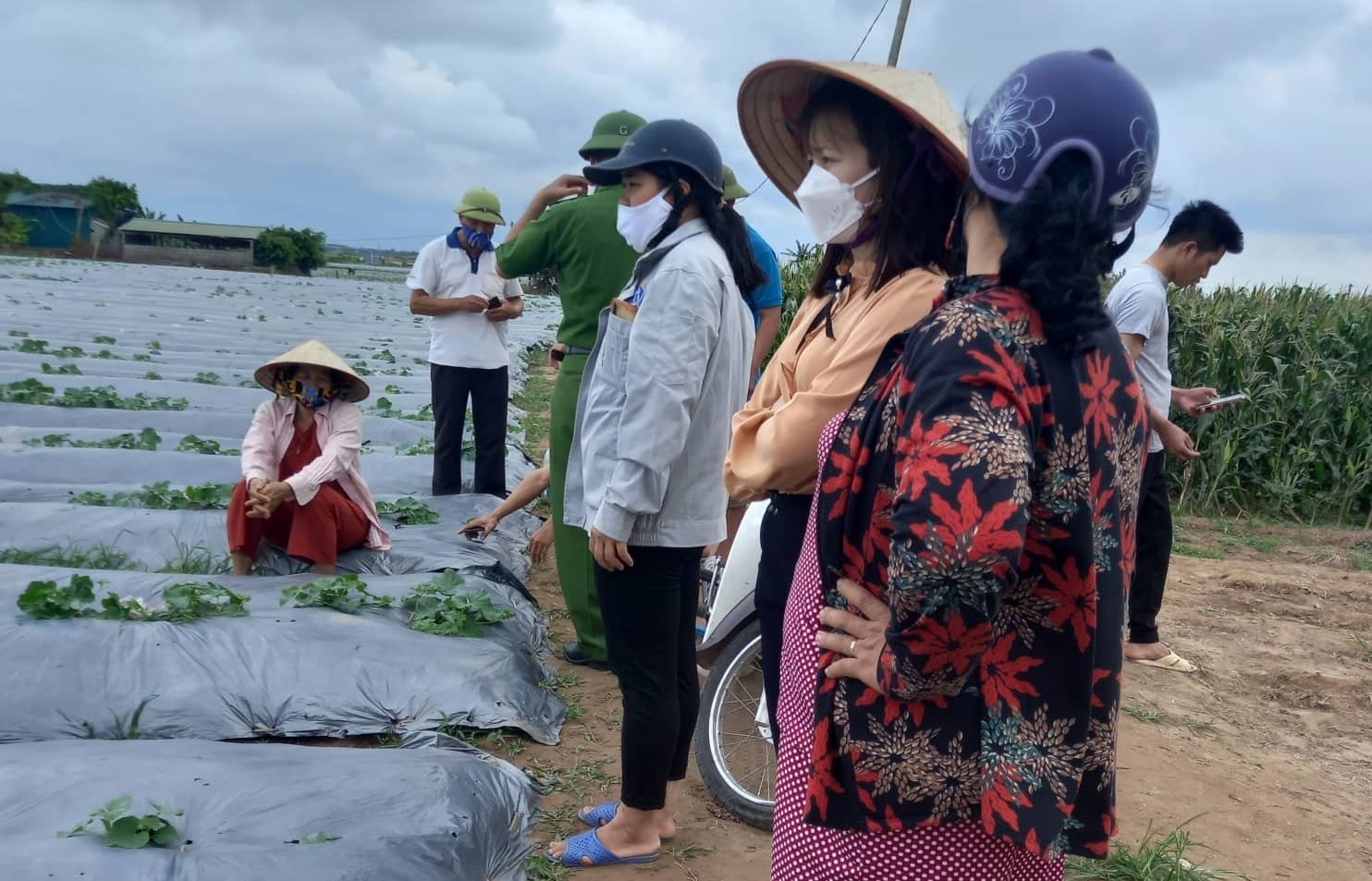 Nu giao vien va 2 con mat tich o bo song hinh anh