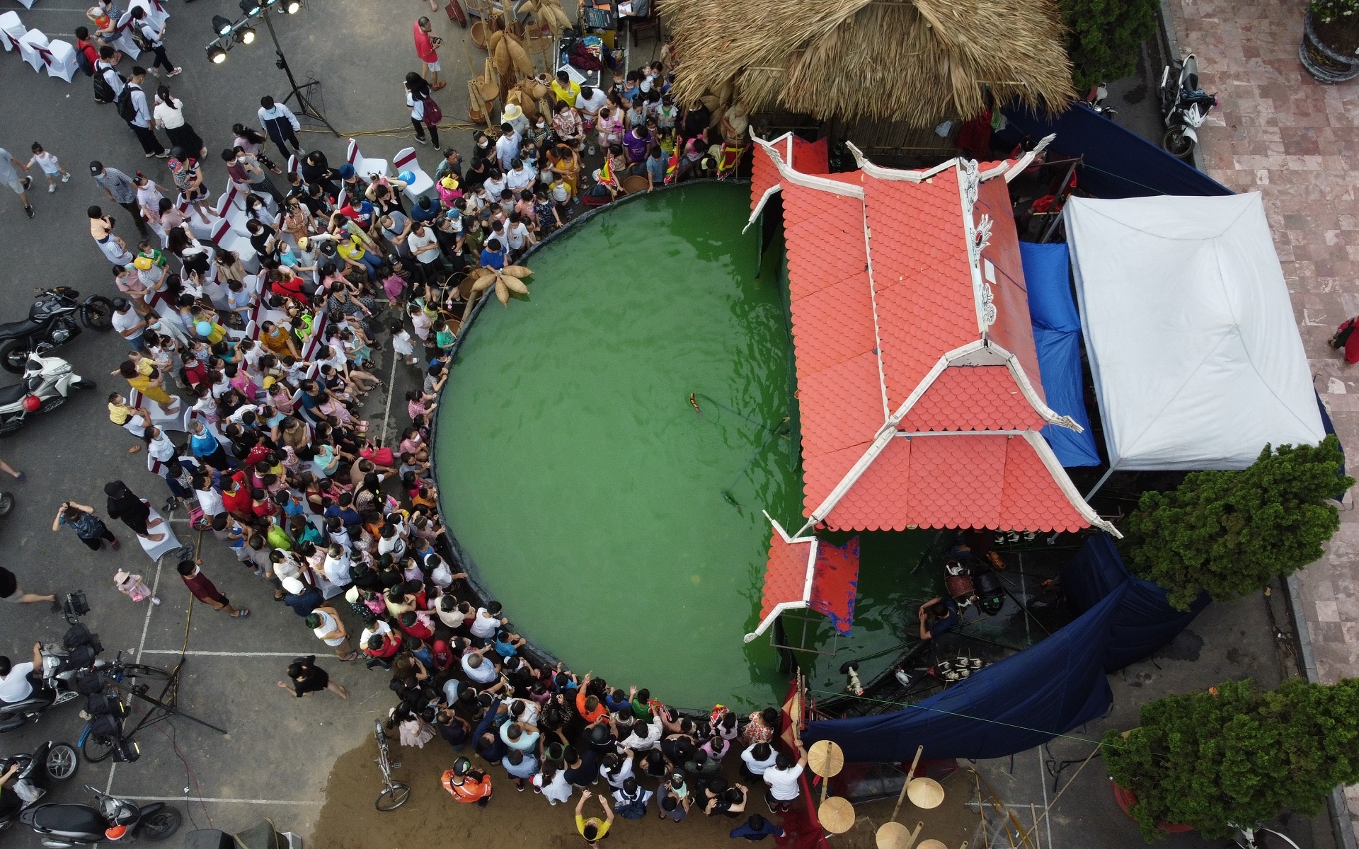Nguoi Hai Phong hao hung voi roi nuoc tren duong pho hinh anh