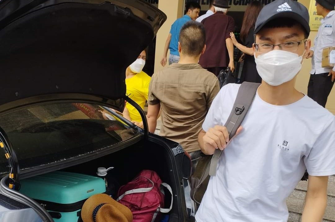 Tai xe o Hai Phong cho mien phi nhom khach quen hanh ly hinh anh