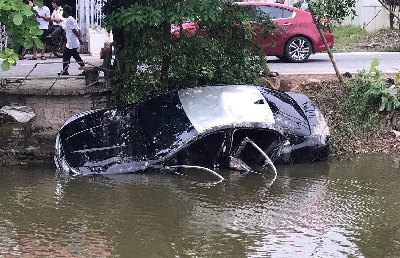 Oto lao xuong muong, 2 nguoi tu vong hinh anh