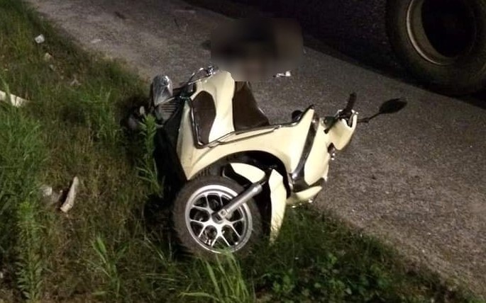 Va cham xe container, hai me con tu vong hinh anh