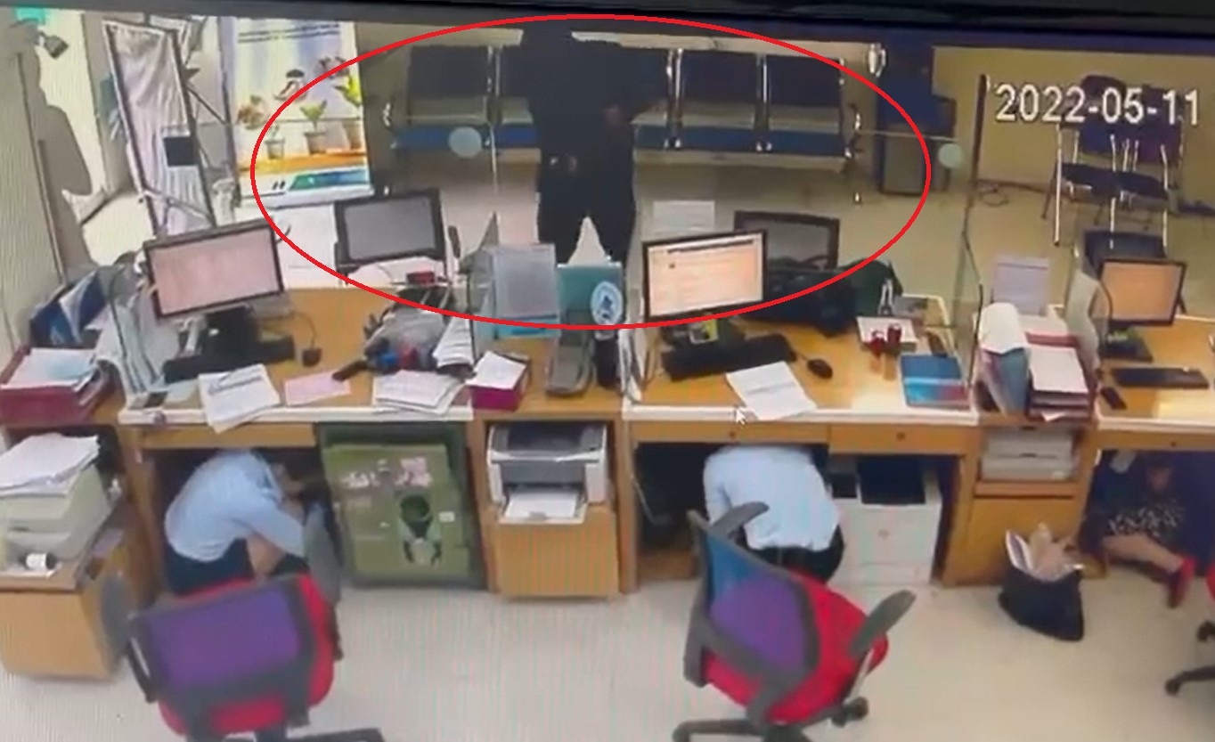 Canh ten cuop chia sung uy hiep nhan vien ngan hang o Hai Phong hinh anh