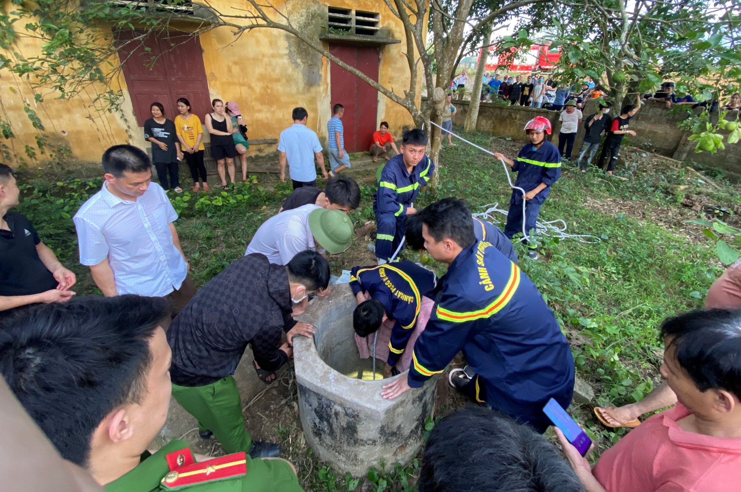 nguoi dan ong ket duoi gieng anh 1