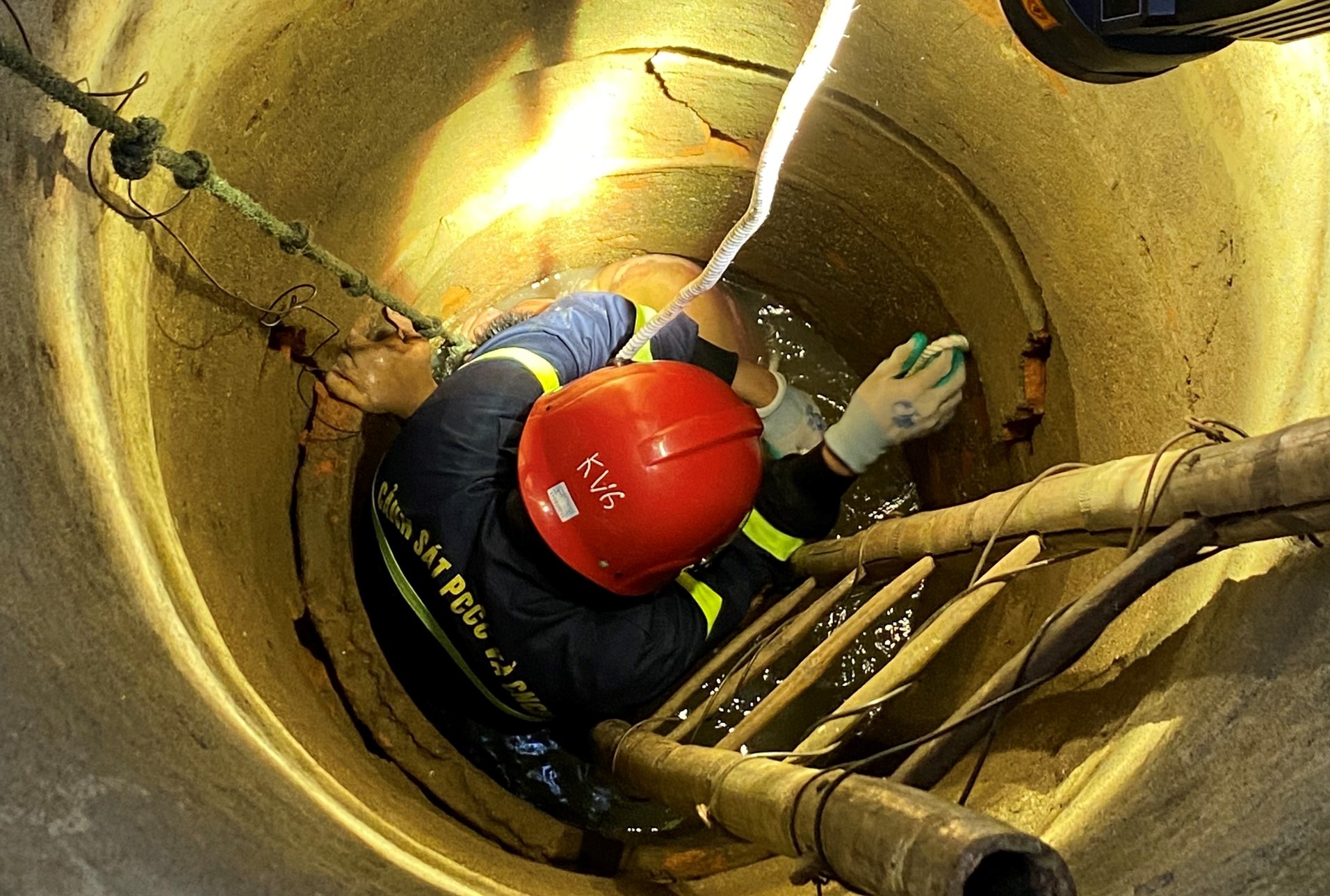 Cuu nguoi dan ong bi ket duoi gieng sau hinh anh