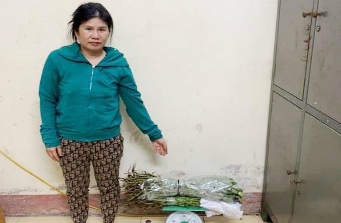 Nguoi phu nu bi khoi to vi ban cay thuoc phien ngam ruou hinh anh