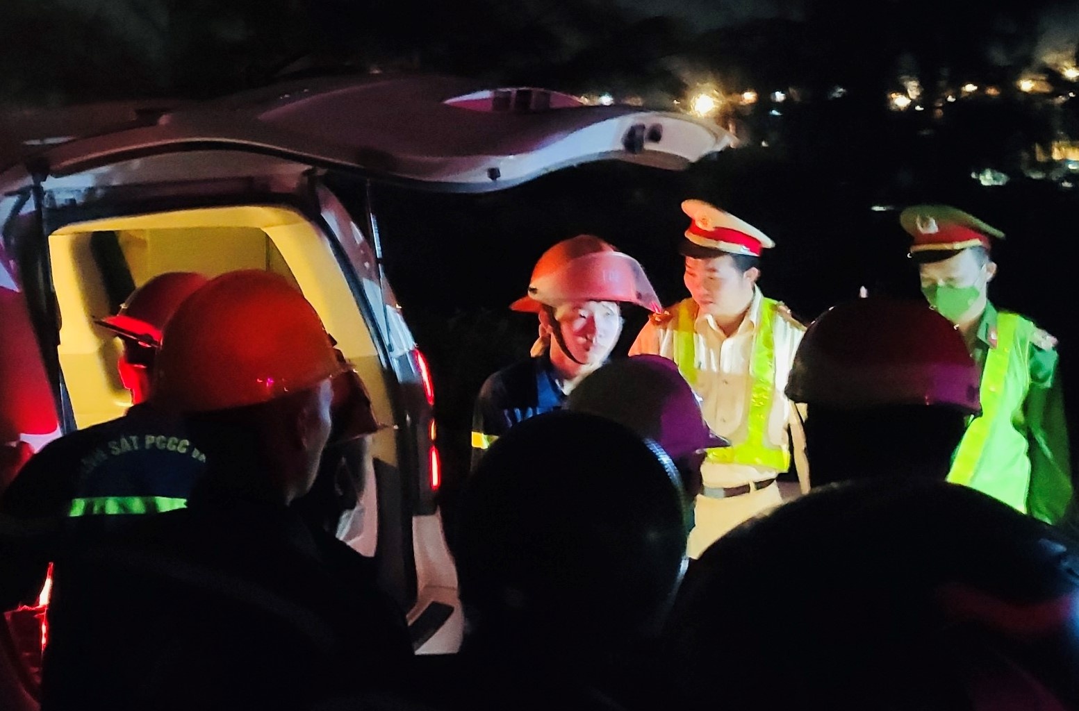 Tai xe xe may vang xuong vach nui sau tai nan giao thong hinh anh