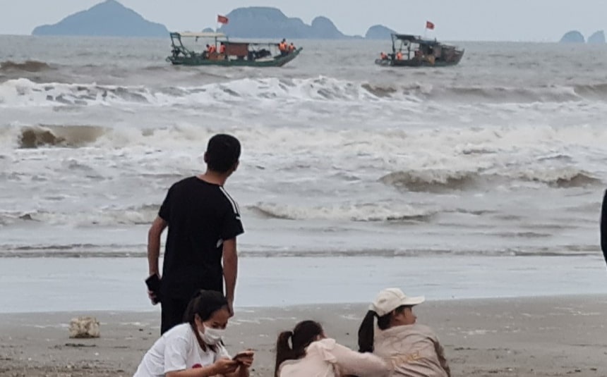 Thi the 2 anh em bi troi dat gan 1 km tren bien hinh anh