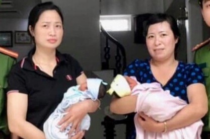 Hai be so sinh bi bo vao tui nylon, dat truoc cua nha dan hinh anh