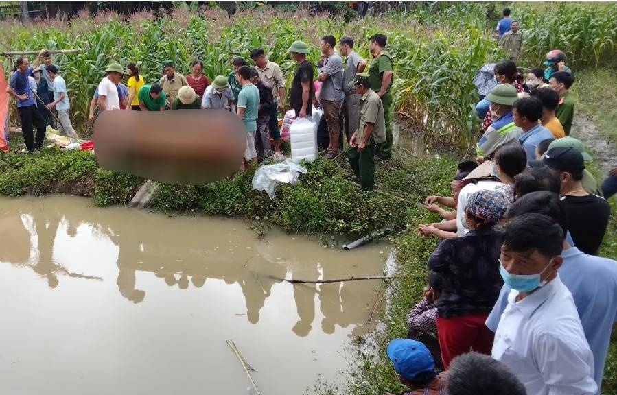 Hai chi em ruot duoi nuoc duoi ao hinh anh