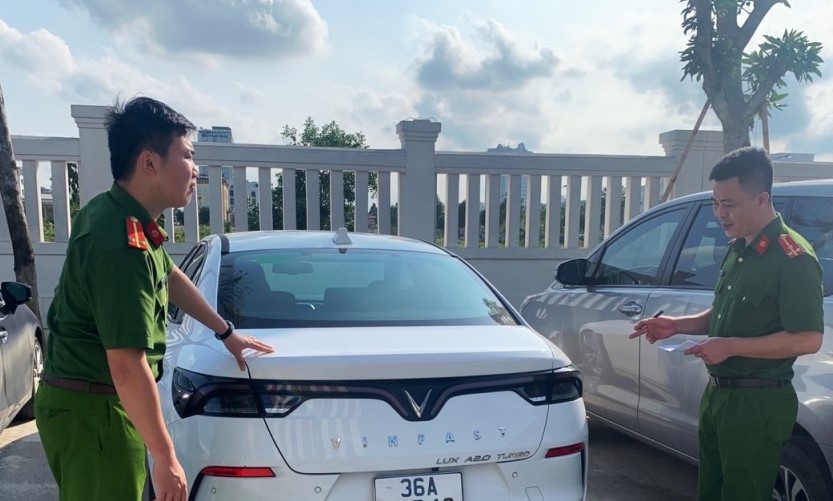 Lua ban oto, cap vo chong chiem doat hon 5 ty dong hinh anh