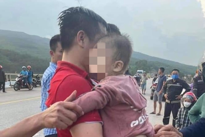 Cuu song ba me con nhay cau tu tu hinh anh