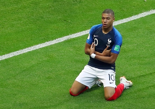 Kylian Mbappe: Than tuong Ronaldo, va gio la lat do Messi hinh anh