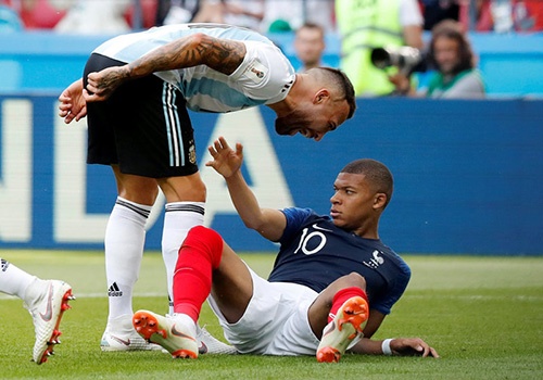 Uruguay vs Phap: Mbappe roi se bi vo hieu hoa nhu Ronaldo? hinh anh