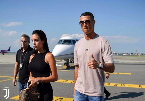 Ronaldo banh bao toi Turin, san sang ra mat Juventus hinh anh