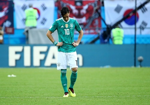 Mesut Oezil tu gia DT Duc va cai ket dang cho thien tai hinh anh