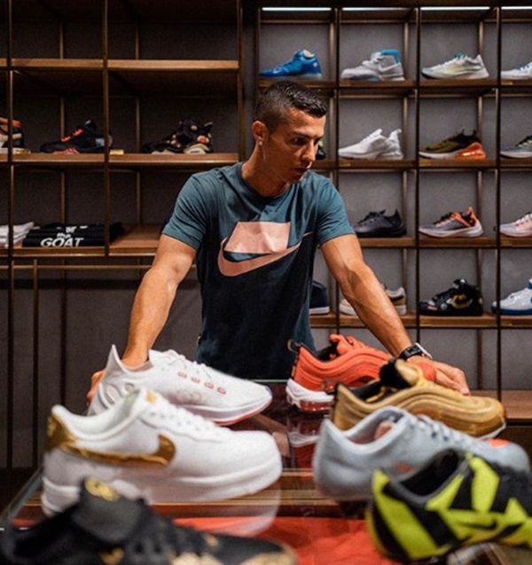 Messi tron thue,  Ronaldo,  Messi vs Ronaldo anh 2