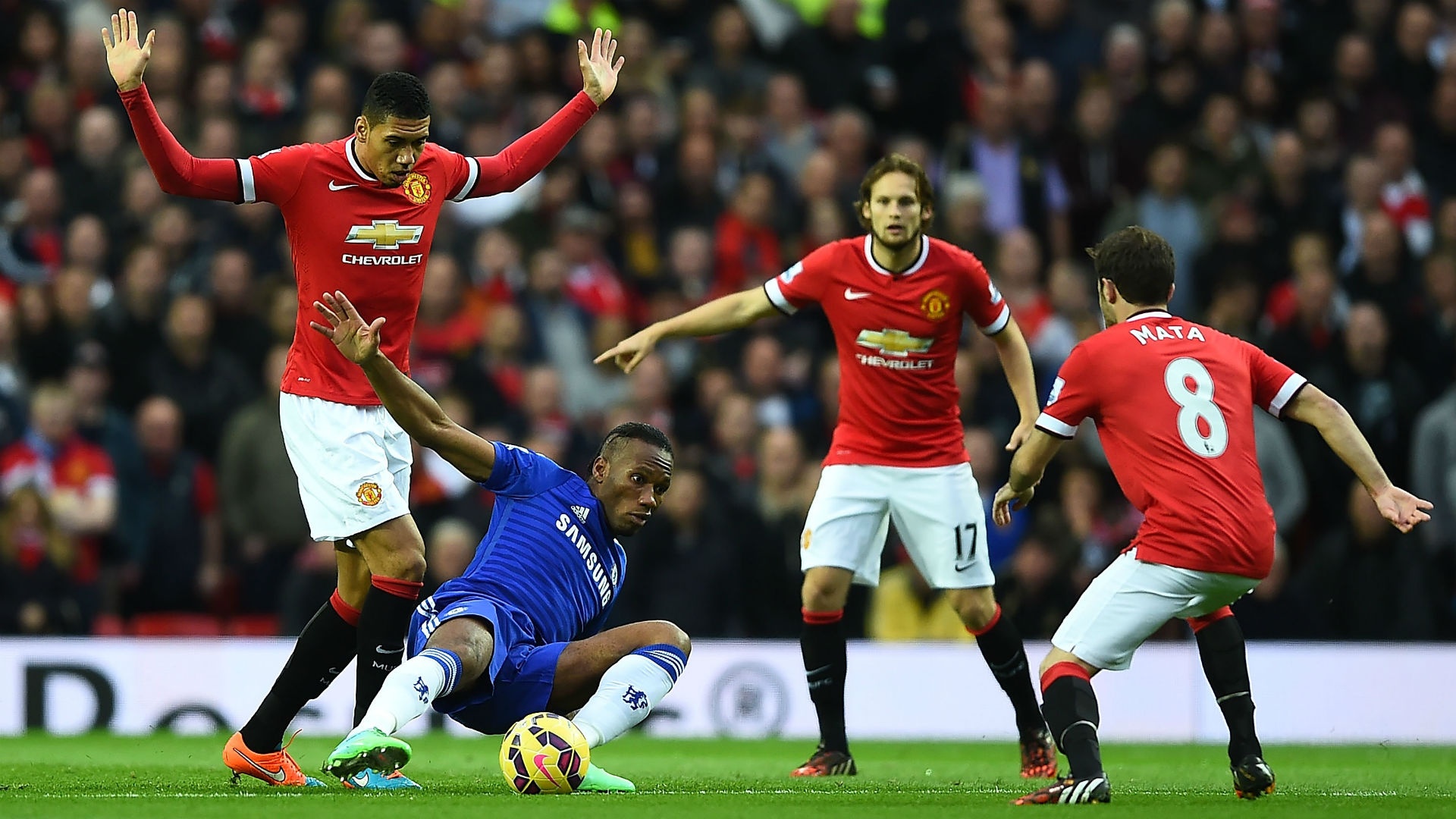 Messi tron thue,  Ronaldo,  Messi vs Ronaldo anh 3