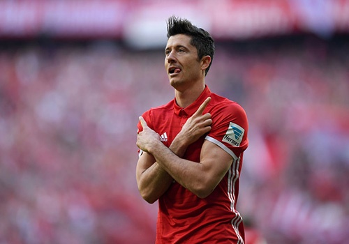 Lewandowski van om mong chuyen toi Real Madrid thay the Ronaldo hinh anh